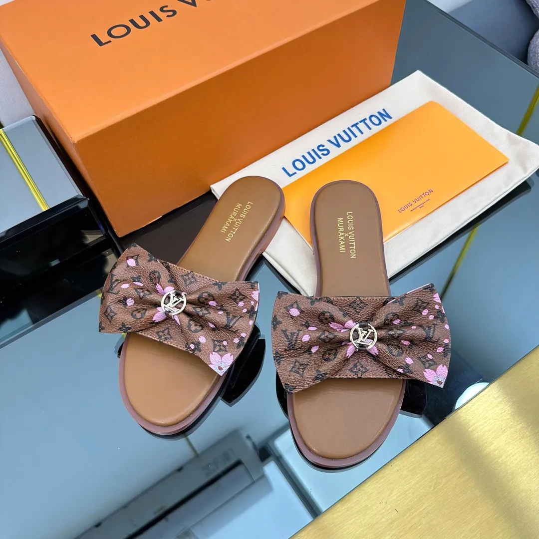 👟👟Ex-factory price 280👟👟 (available all year round) ❥V’s latest popular special material lock it series lock mop, super heavy industry launches! The golden lock on the toe is engraved with the LV letters logo 🔸Number of sizes 34-42) Welcome new and old customers to place orders in the picture above.